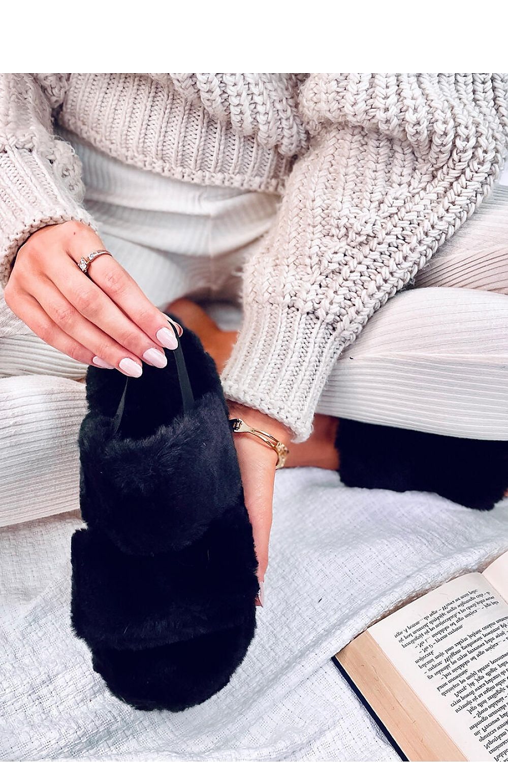 Luxury women's fur slippers from Inello with an elastic band for a perfect fit, designed for ultimate comfort at home.