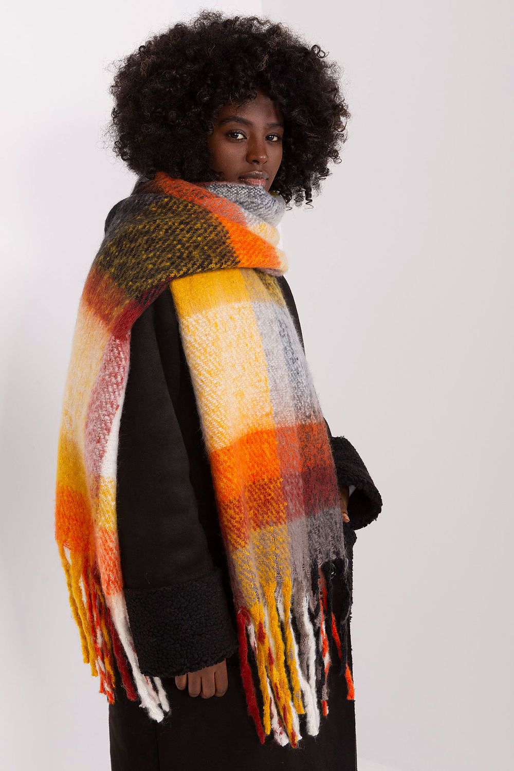 Stylish 190 cm plaid scarf featuring elegant tassels, crafted by AT for a luxurious fall and winter experience.