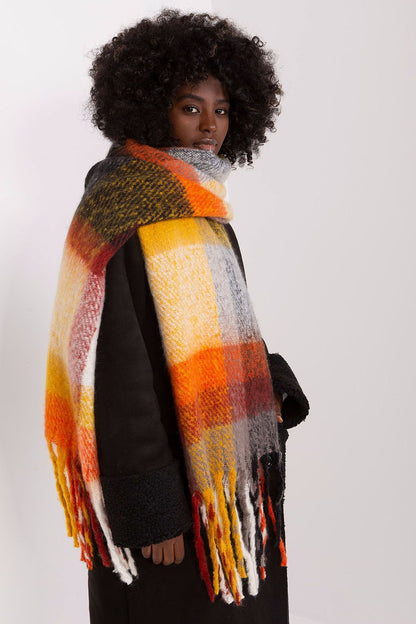 Stylish 190 cm plaid scarf featuring elegant tassels, crafted by AT for a luxurious fall and winter experience.
