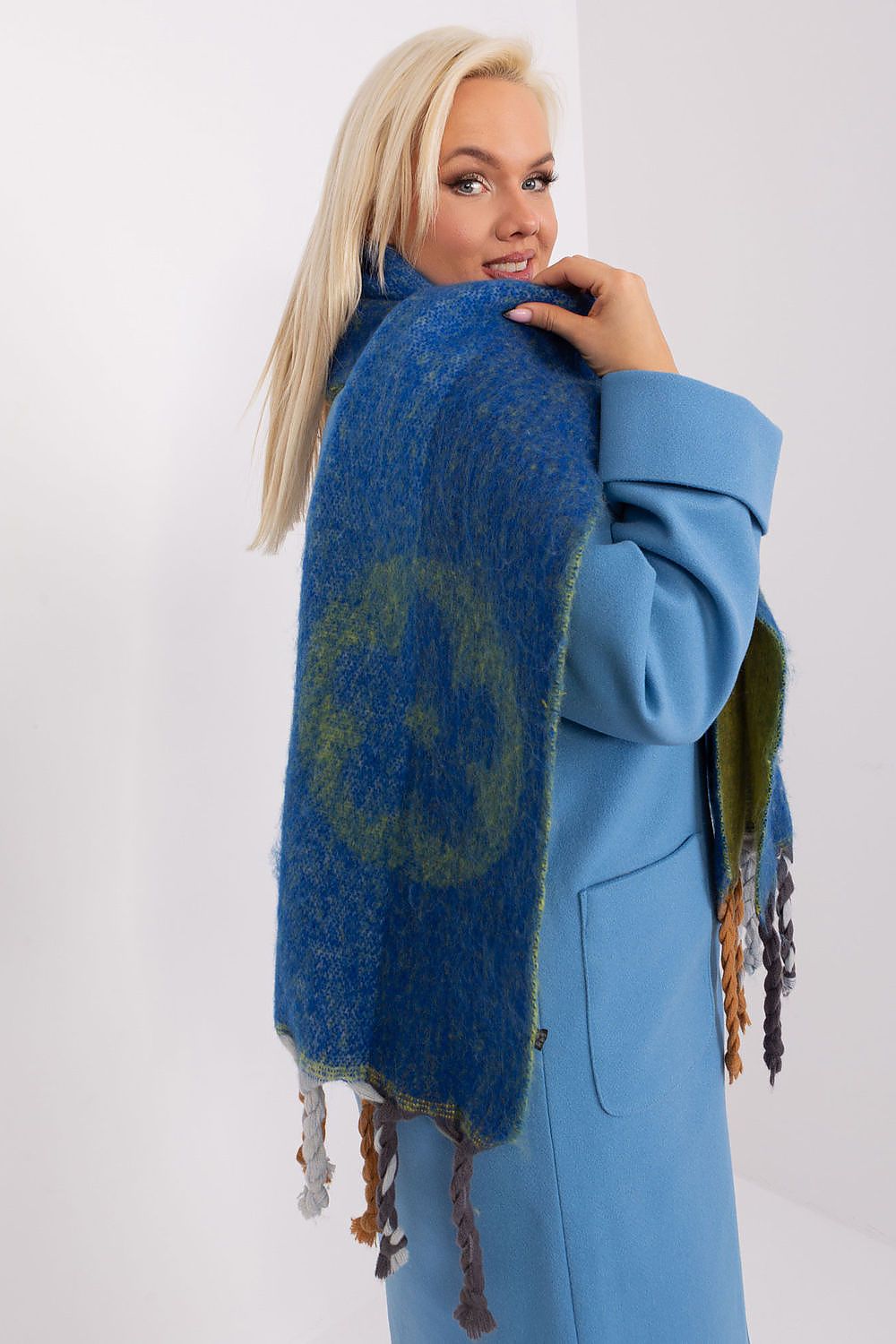 Premium striped polyester shawl scarf by AT, 206 cm in length with decorative tassels, designed for a luxurious autumn-winter look.