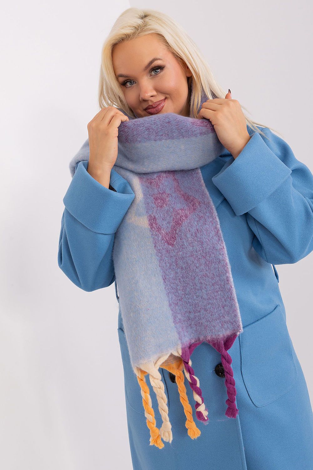 Luxurious 206 cm shawl scarf from AT, made of durable polyester, ideal for adding warmth and character to your autumn-winter wardrobe.