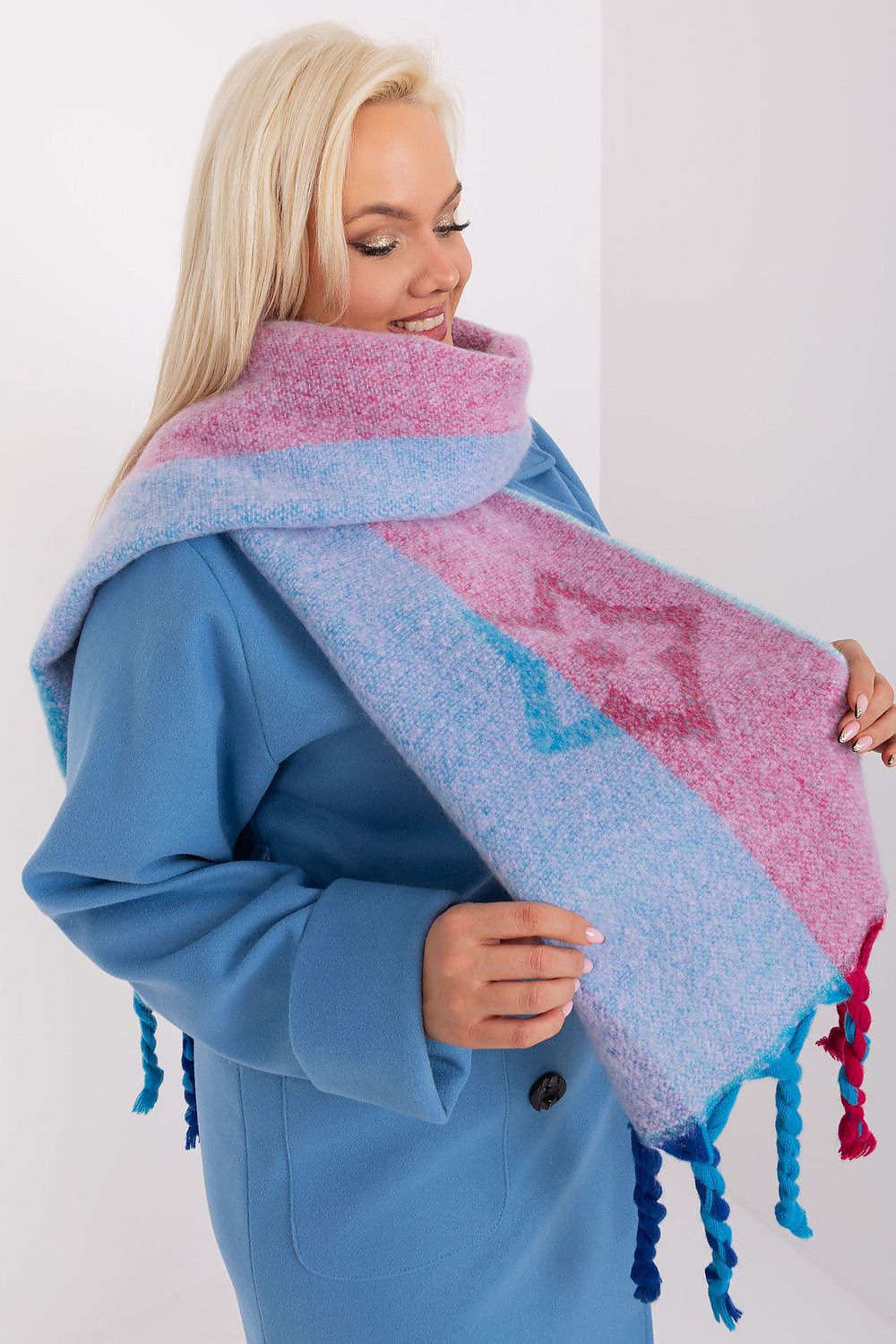 Elegant 206 cm striped polyester shawl scarf with tassels by AT, perfect autumn-winter accessory for a luxurious look.