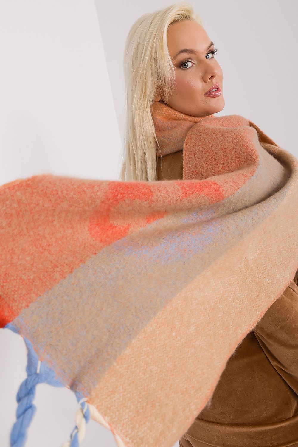 Elegant 206 cm striped polyester shawl scarf by AT, featuring stylish tassels, perfect for autumn-winter fashion.