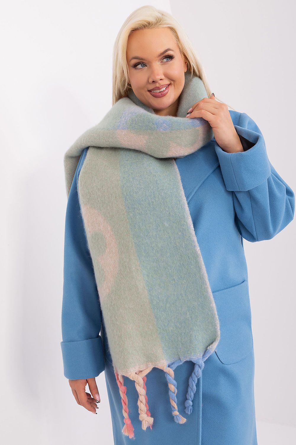 Chic and elegant 206 cm tasselled scarf from AT, perfect for adding character and warmth to your autumn-winter ensemble.