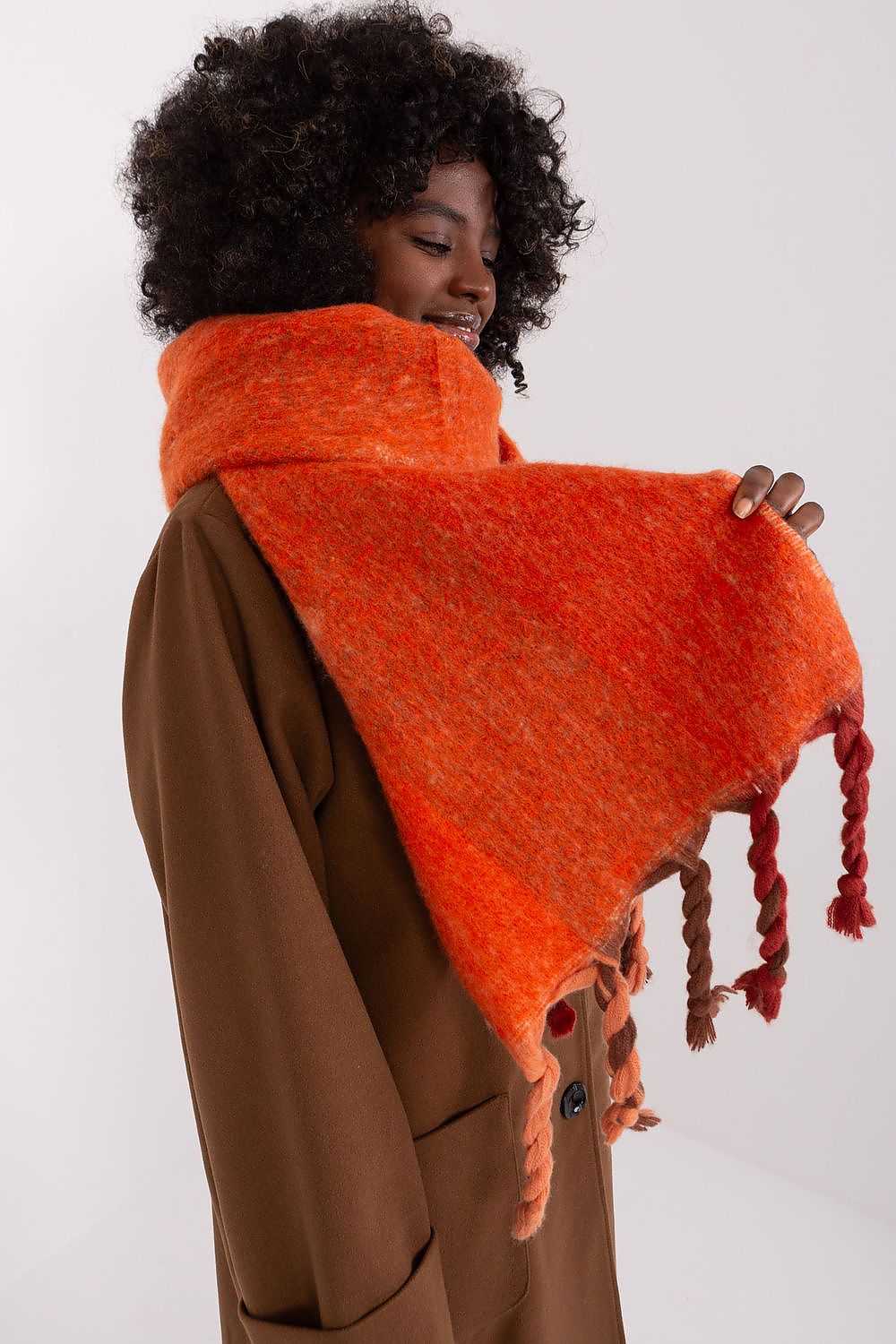 Sophisticated polyester scarf featuring playful patterns and tassels by AT, enhancing your seasonal wardrobe.