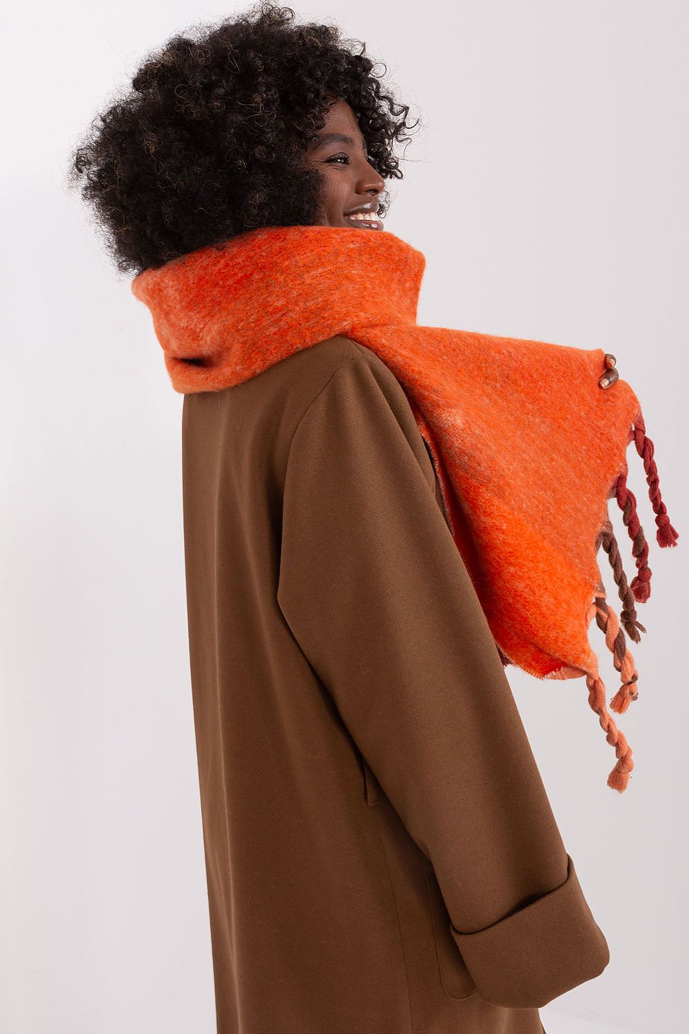 Stylish 206 cm scarf by AT, expertly crafted from durable polyester, perfect for elevating autumn-winter styles.