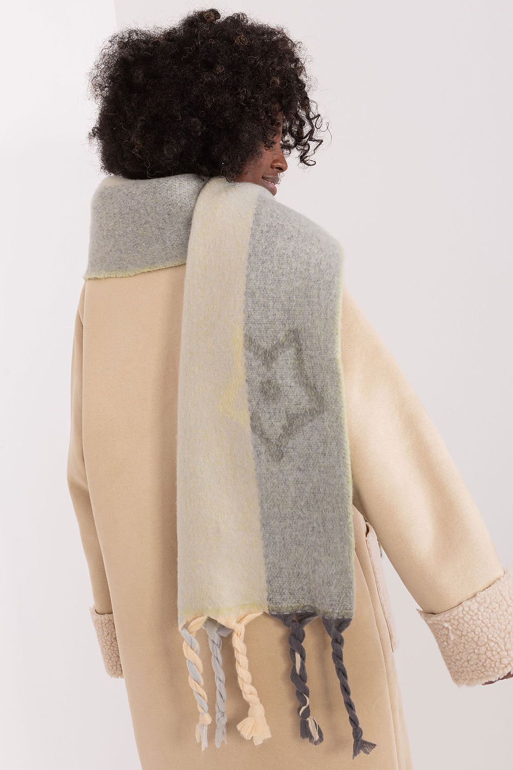 Fashionable 206 cm striped scarf with tassels by AT, a must-have autumn-winter accessory to enhance your wardrobe's elegance.