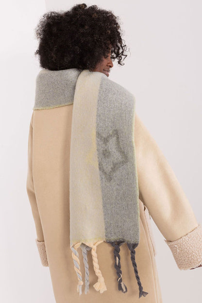 Fashionable 206 cm striped scarf with tassels by AT, a must-have autumn-winter accessory to enhance your wardrobe's elegance.