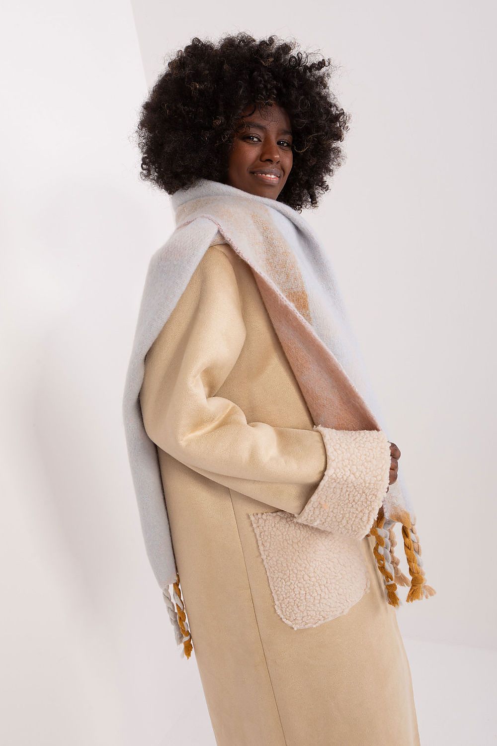 Elegant 206 cm striped polyester shawl scarf with tassels from AT, perfect for autumn-winter fashion.