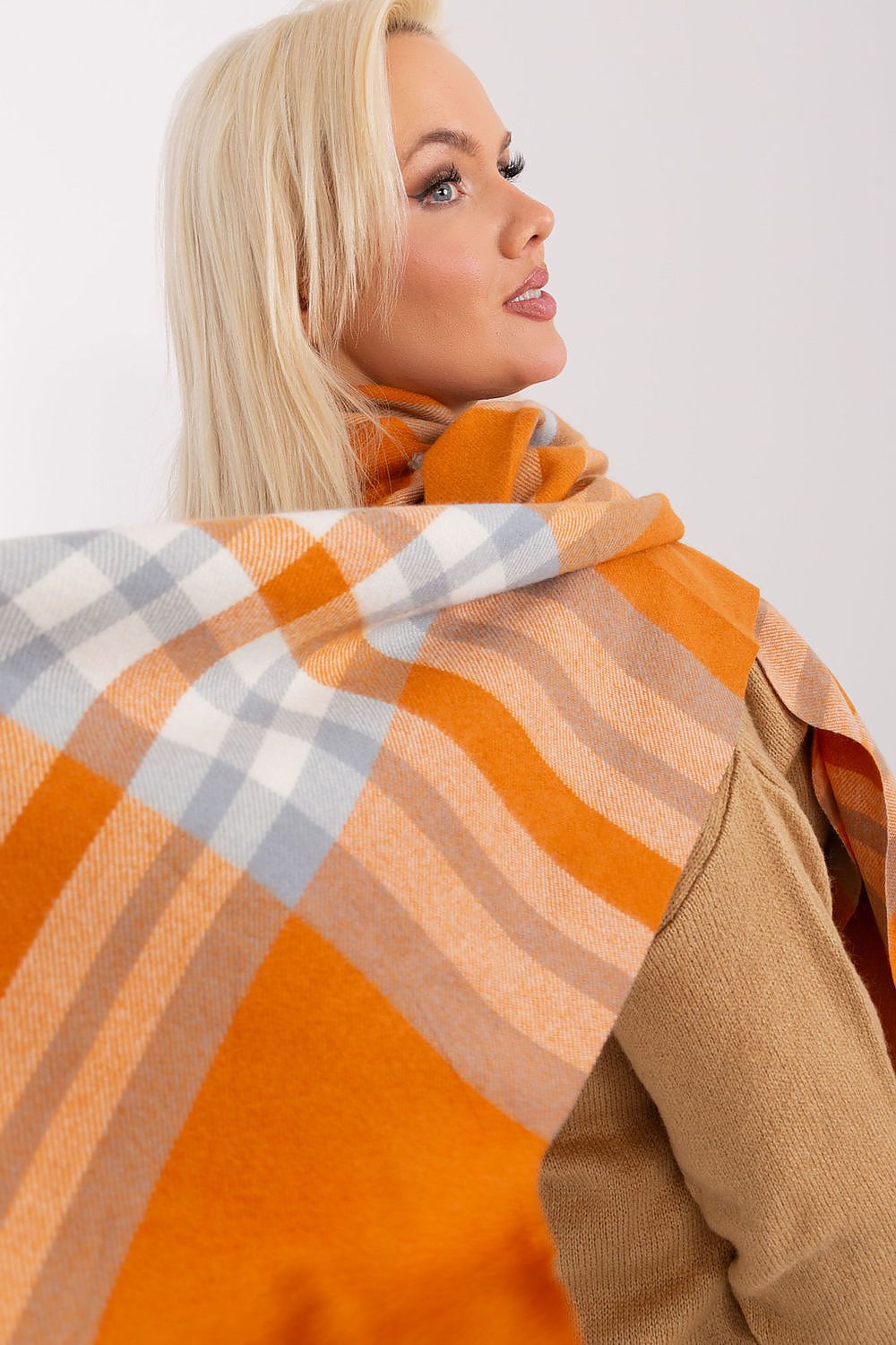 Versatile plaid scarf by AT, 190 cm in length, showcasing vibrant colours ideal for autumn and winter fashion.