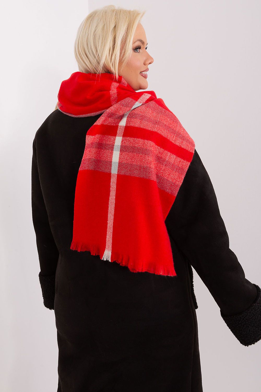 Chic and luxurious plaid scarf by AT, showcasing its generous 190 cm length for versatile styling in fall and winter.