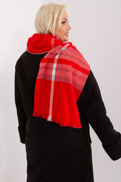 Chic and luxurious plaid scarf by AT, showcasing its generous 190 cm length for versatile styling in fall and winter.