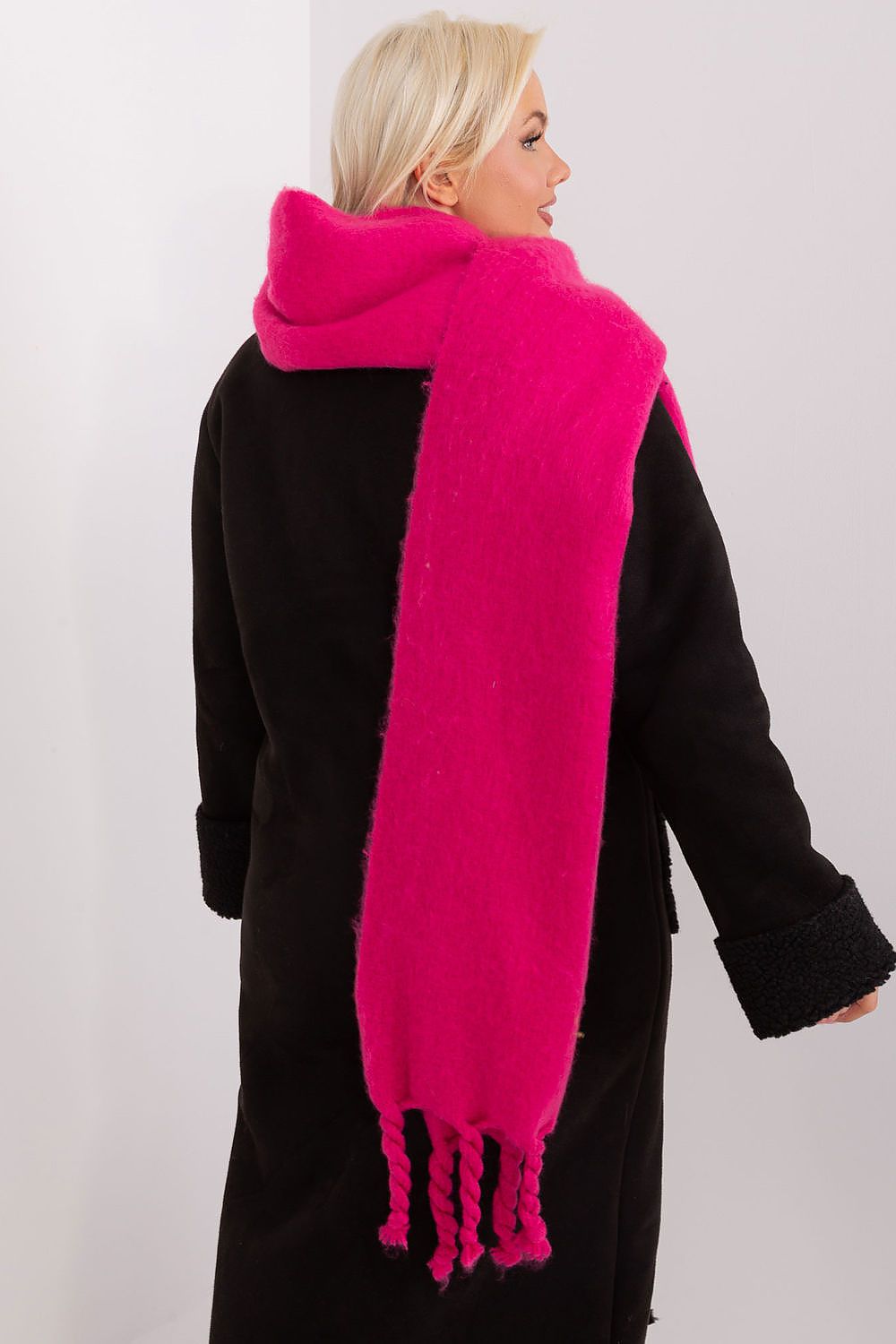 Chic long scarf featuring luxurious tassels, crafted from 100% polyester by AT, a must-have for cold seasons.