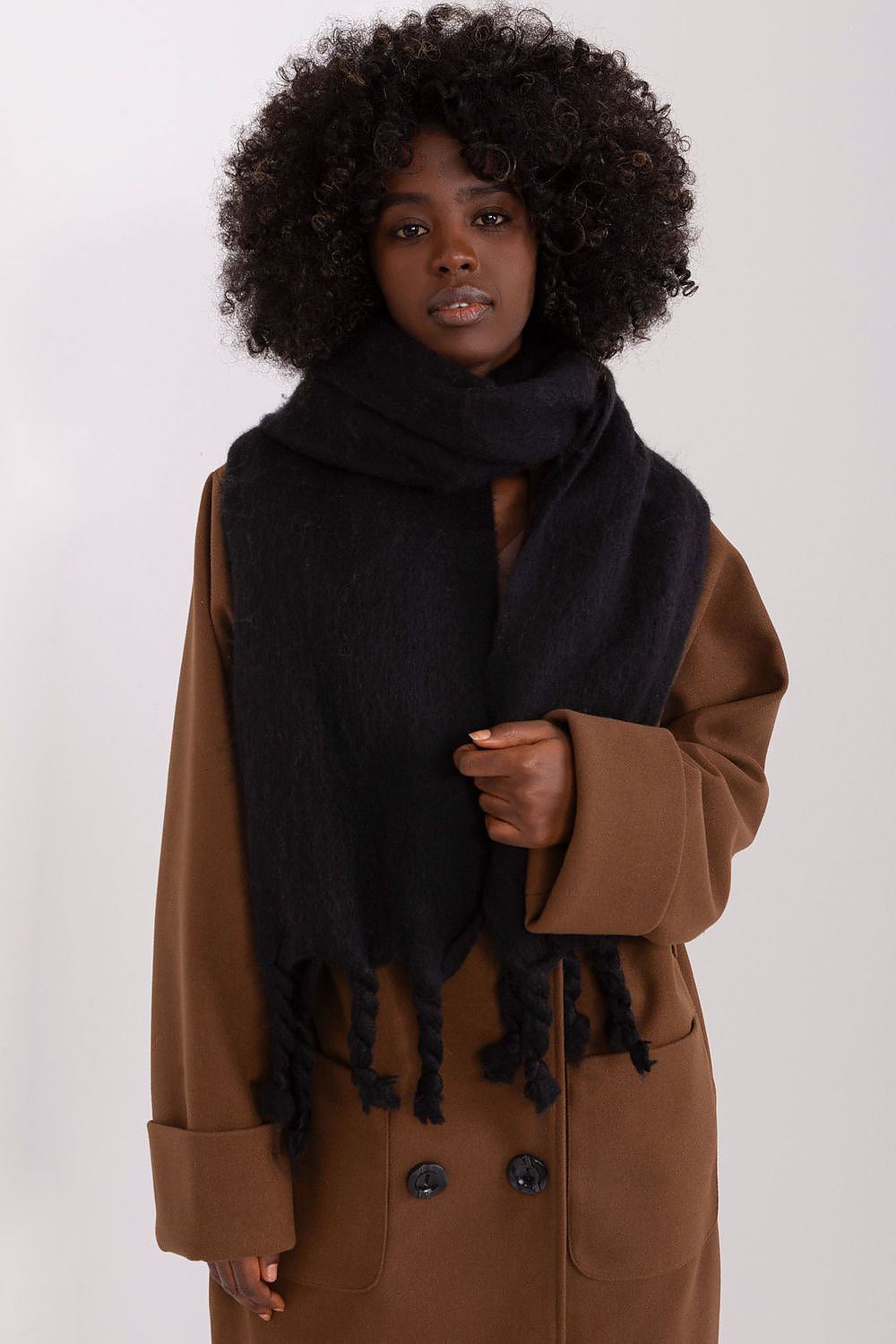 Elegant polyester scarf with stylish tassels offered by AT, designed for a sophisticated autumn look.