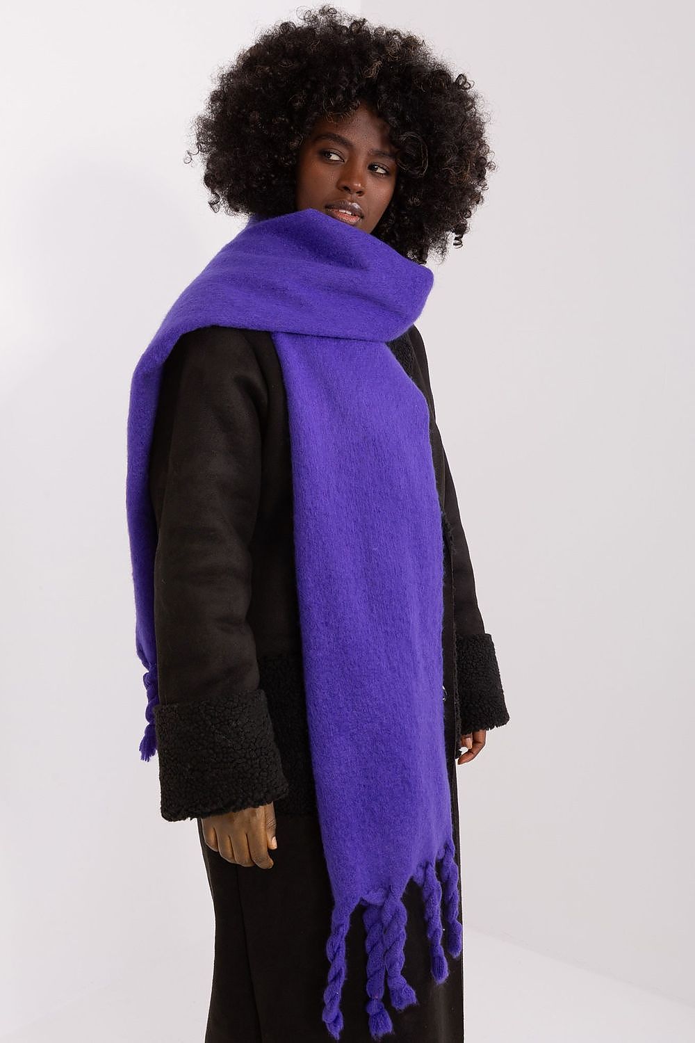 Versatile shawl by AT made from 100% polyester, featuring stylish tassels for a luxurious touch in any outfit.