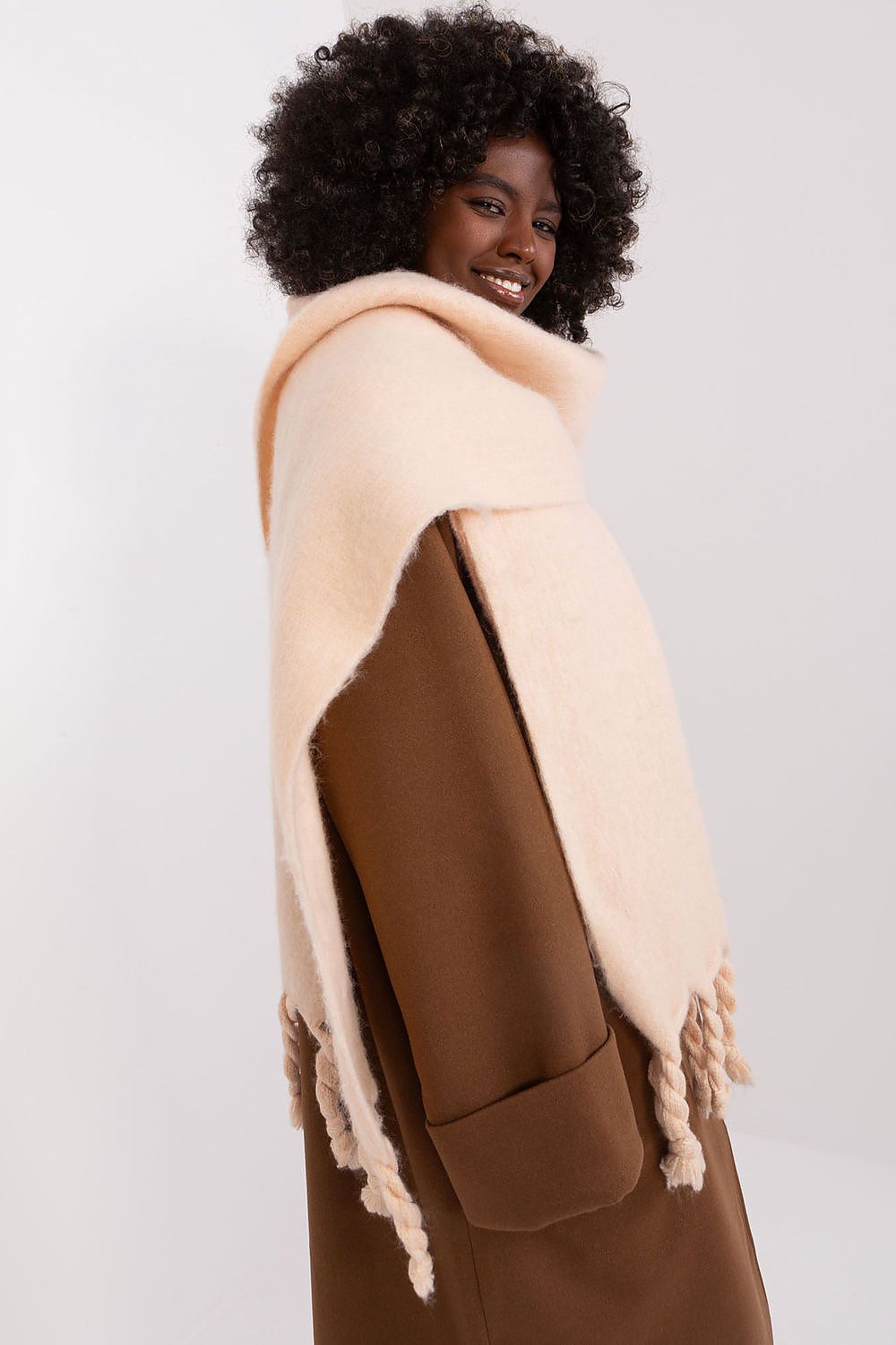 Chic long scarf with tassels by AT, showcasing versatility and warmth for the colder seasons.