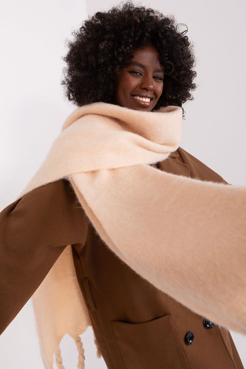 Stylish tasselled long scarf in smooth polyester by AT, ideal for adding elegance to your autumn and winter outfits.