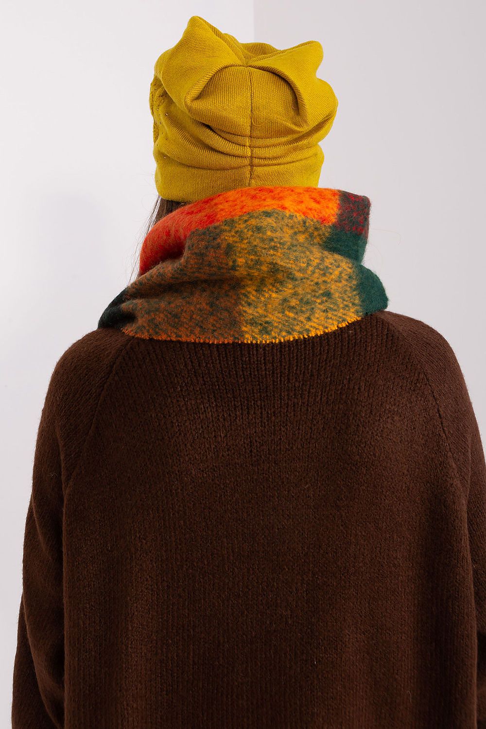 AT luxury women's beanie hat made of cashmere blend, adorned with rhinestones for a chic winter look.