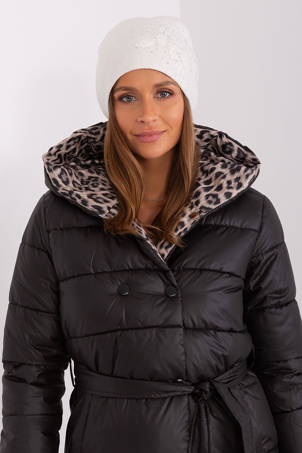 Sophisticated women's beanie from AT, combining comfort and style with cashmere and rhinestone details.