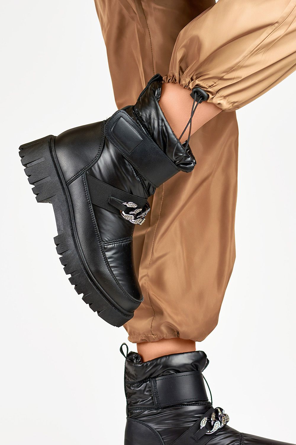 Side profile of PRIMO snow boots with 16cm height and 4cm heel, combining comfort and sophistication for winter outings.