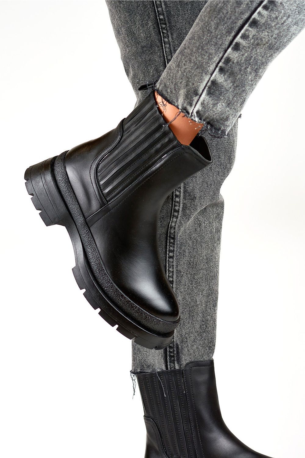 Luxurious PRIMO black boots showcasing a sleek organic leather construction, ideal for versatile styling with skirts or trousers, combining functionality with elegance.