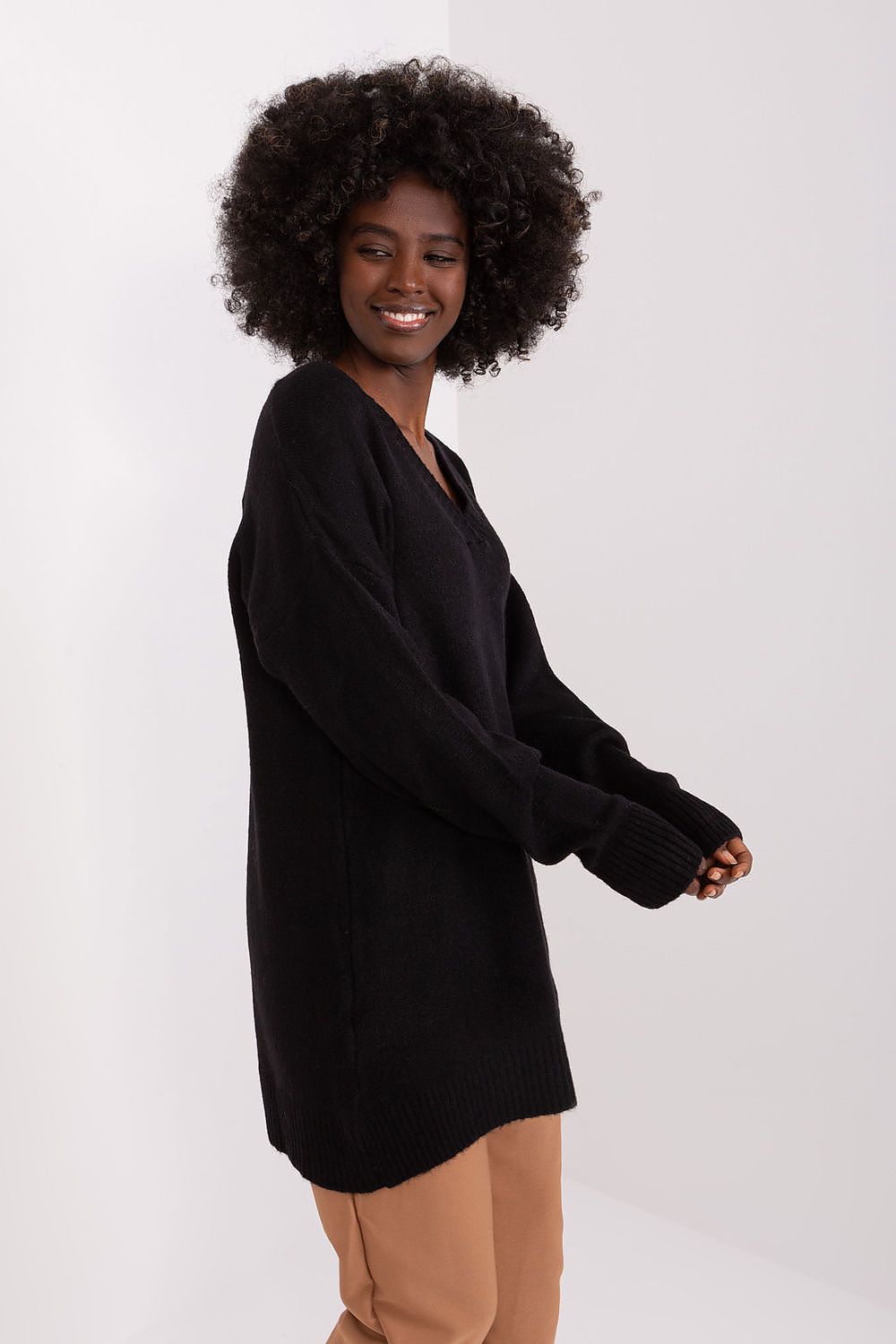 Badu elegant women's sweater styled with an extended length and long sleeves, ideal for chic layering during colder months.