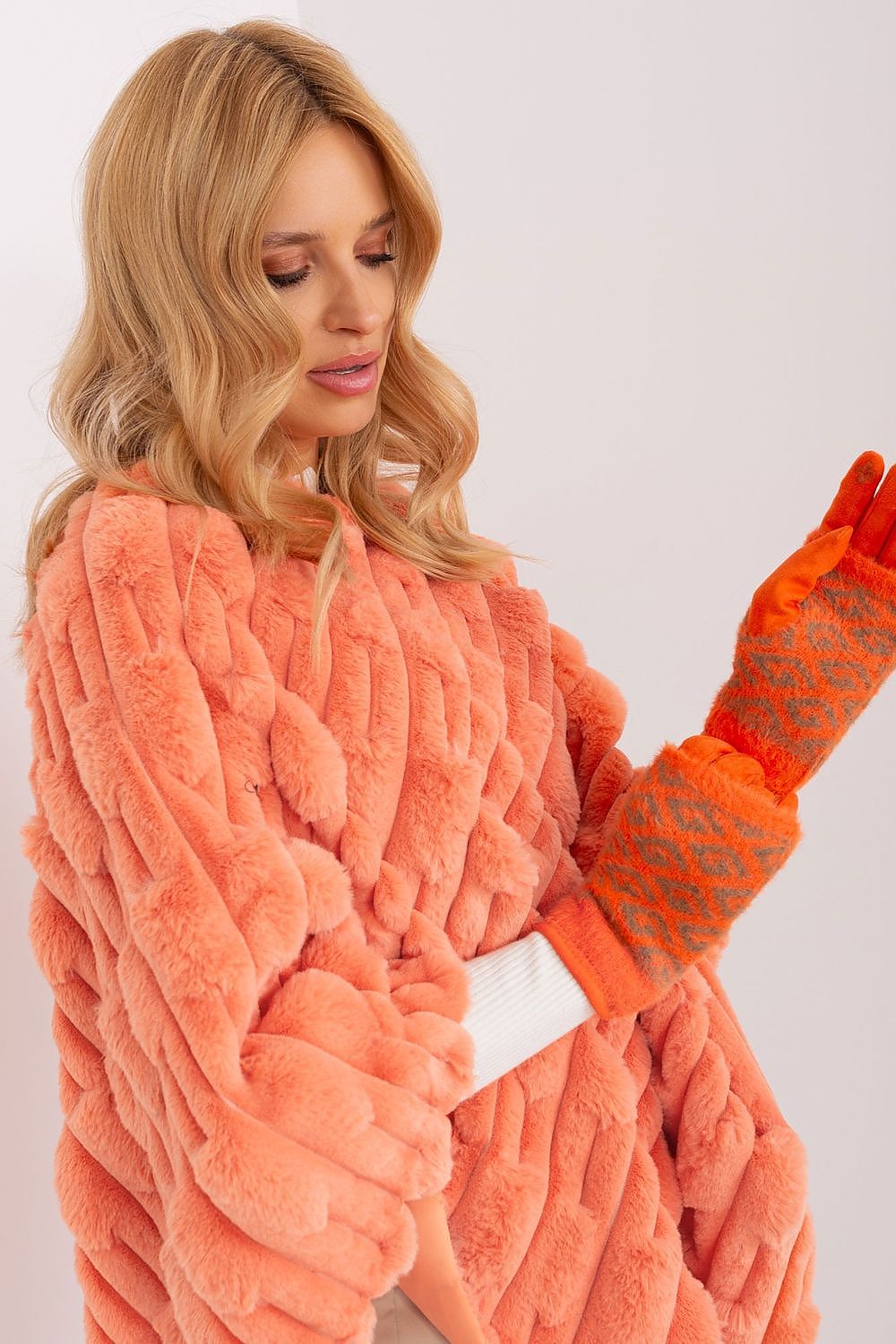 AT's luxury women's gloves with seamless touchscreen functionality and beautiful flower embroidery, ideal for stylish warmth.