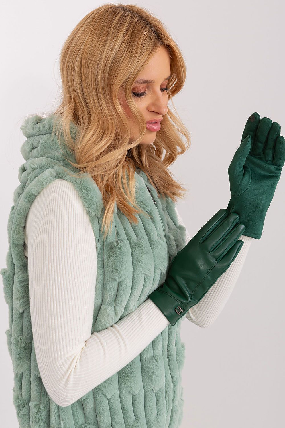 Fashionable insulated gloves for women from AT, adorned with an exquisite embroidered floral design.