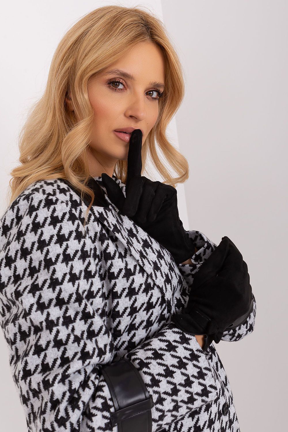 Elegant insulated women's gloves by AT featuring decorative bows and a touchscreen index finger, ideal for stylish warmth and convenience.