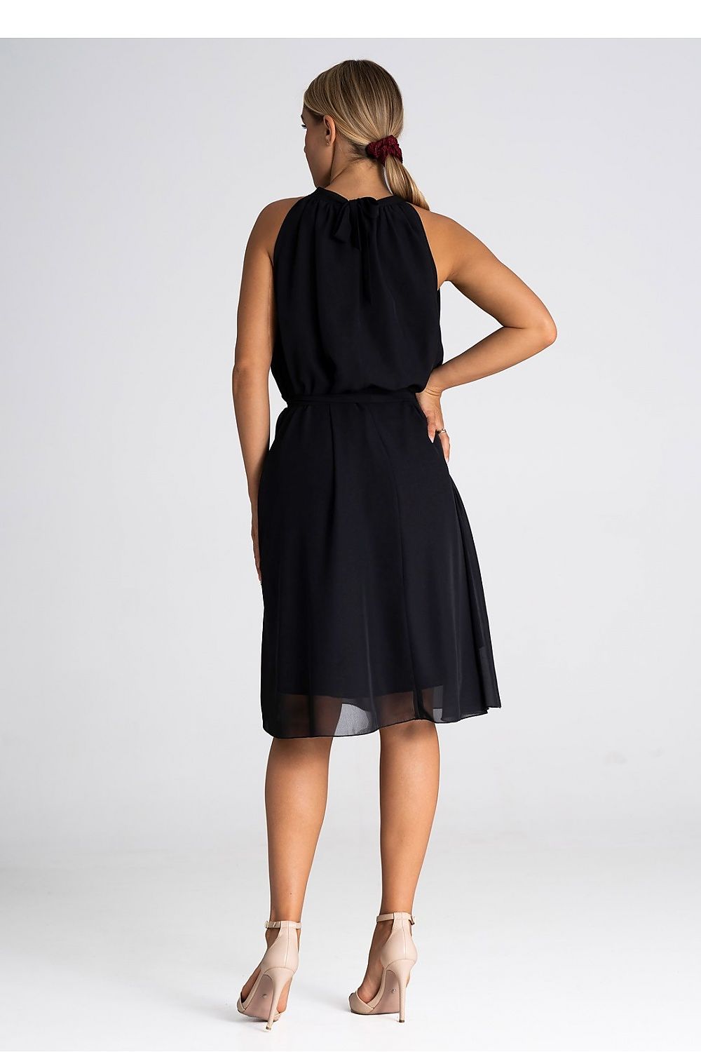 Stylish Figl dress featuring a stylish low stand-up collar and versatile sash for a luxurious evening look.