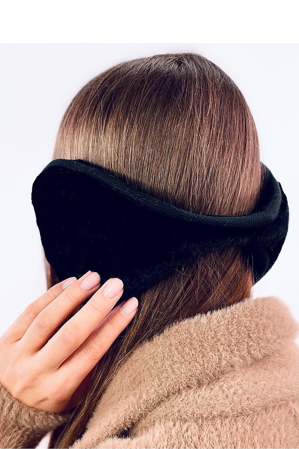 Inello Women's Plush 100% Polyester Earflaps Earmuffs, perfect for chic winter outings such as ice skating or mountain adventures.
