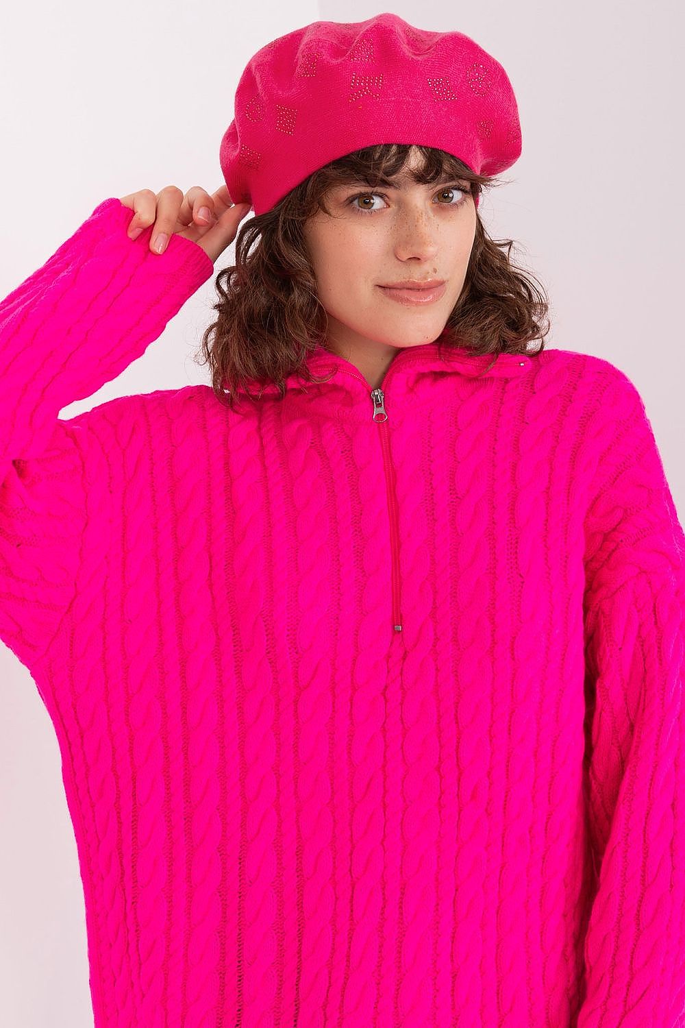 AT's luxury knitted beret adorned with exquisite rhinestone detailing, composed of 50% acrylic, 30% cotton, and 20% cashmere.