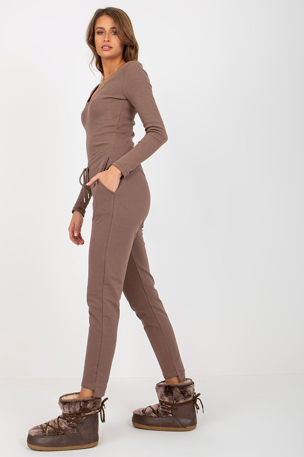 Chic women's luxury sweatpants by Relevance, featuring practical side pockets and a contemporary silhouette.