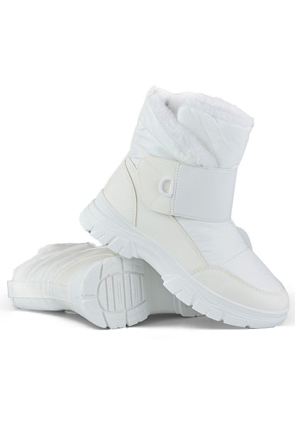 Elegant PRIMO White Snow Boots featuring a modern platform and chic style, perfect for winter fashion.