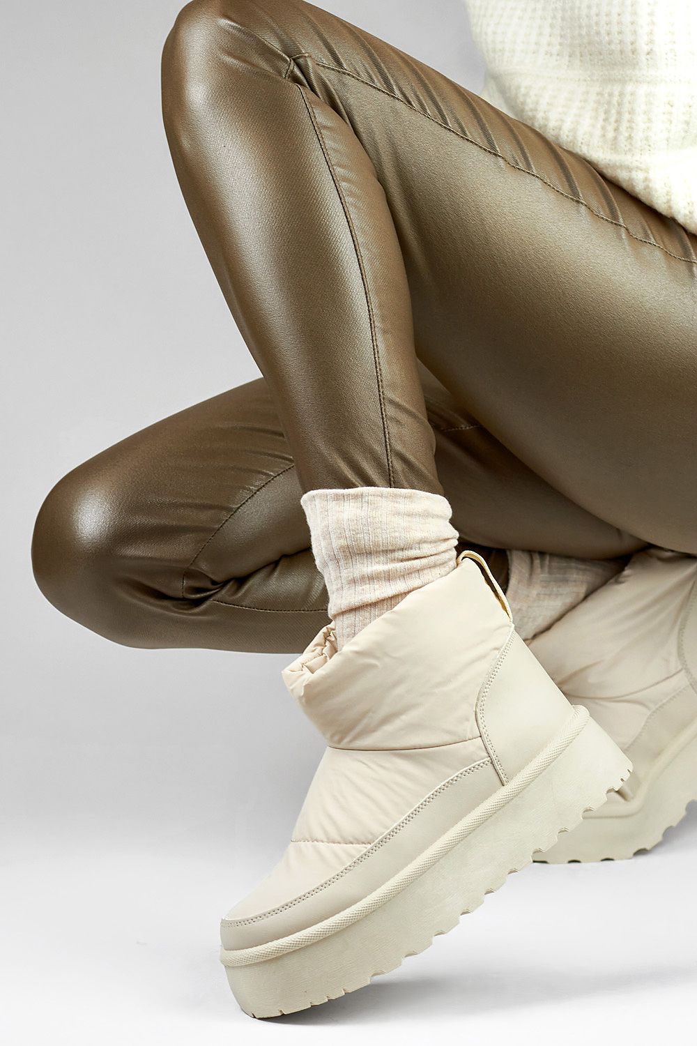 Elegant PRIMO women's snow boots showcasing soft fur lining and stylish eco leather, engineered for warmth and sophistication in cold weather.