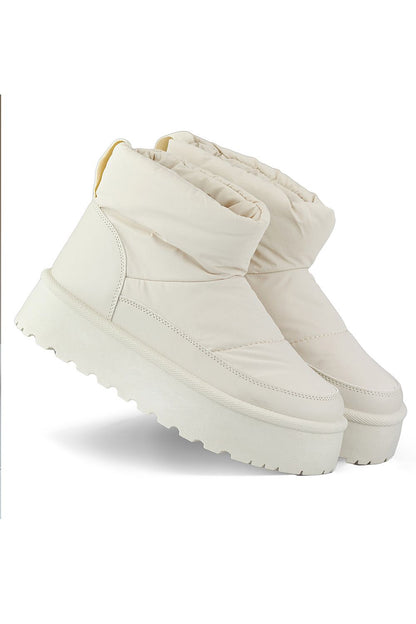 Stylish PRIMO women's snow boots with a robust platform and luxurious fur interior, perfect for staying warm and fashionable during frosty conditions.
