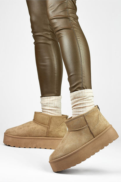 PRIMO luxury snow boots designed for women, combining insulated warmth with a fashionable look and a substantial 4 cm platform.