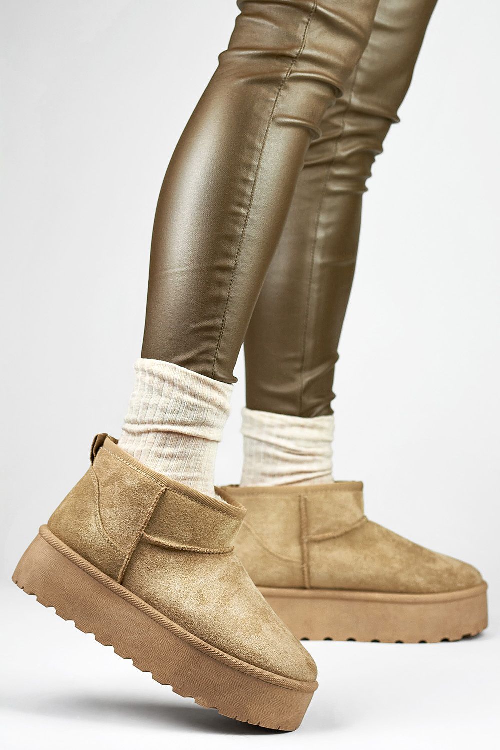 Chic PRIMO snow boots for women made with organic suede leather, featuring a lightweight design and stylish platform for winter outings.