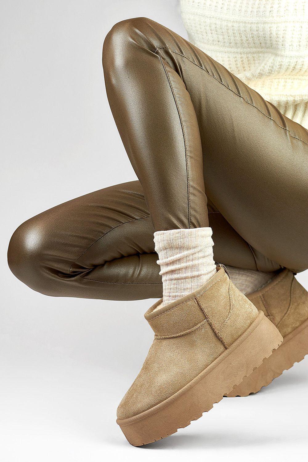 Elegant PRIMO luxury women's snow boots made from insulated organic suede leather, featuring a 4 cm platform for added height and comfort.