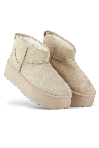 Stylish and lightweight PRIMO women's snow boots designed for cold weather, showcasing high-quality fur insulation and a chic platform design.