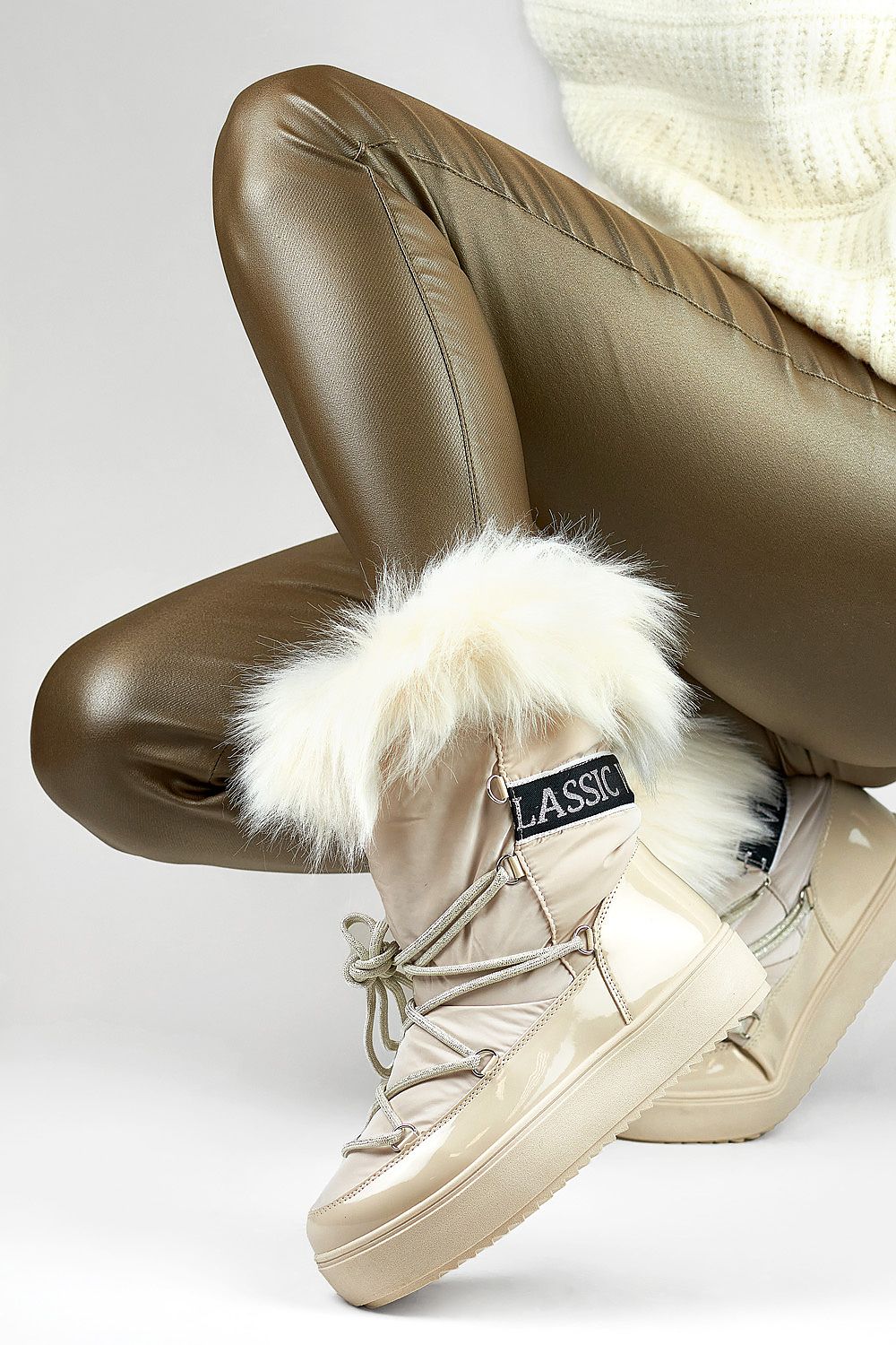 Close-up of PRIMO snow boots with a massive platform and decorative printed ribbon, combining comfort and sophistication for the winter season.
