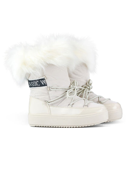 Elegant PRIMO snow boots featuring a warm fur lining and a striking massive platform, perfect for winter style and comfort.