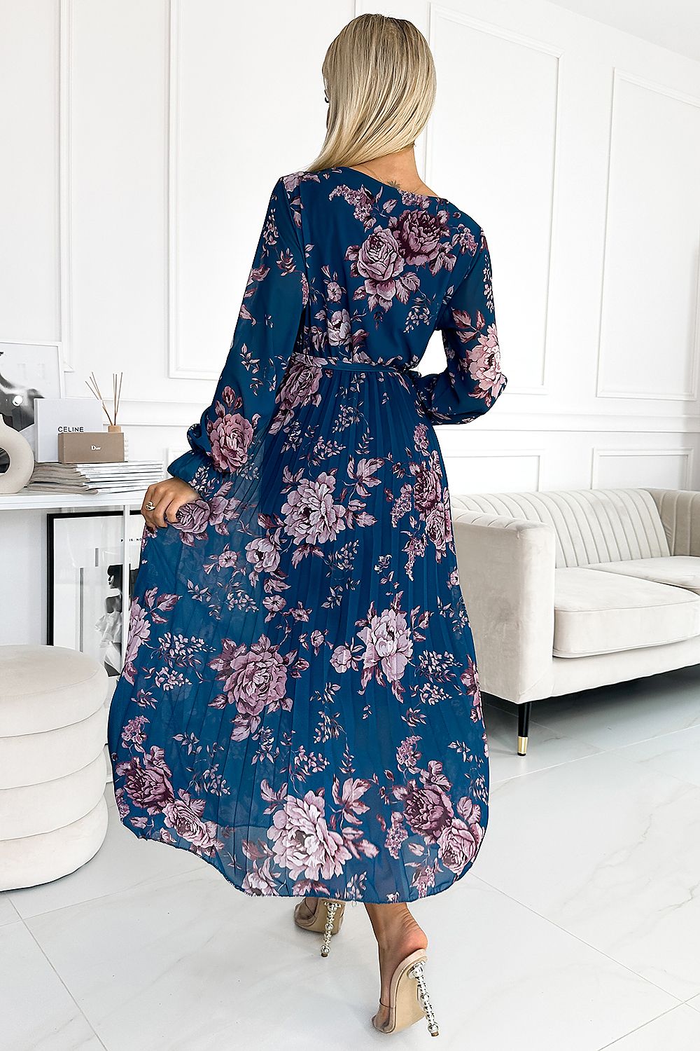 Stunning Numoco long dress made from premium chiffon fabric, featuring an elegant envelope neckline and beautiful floral design, perfect for classic style lovers.