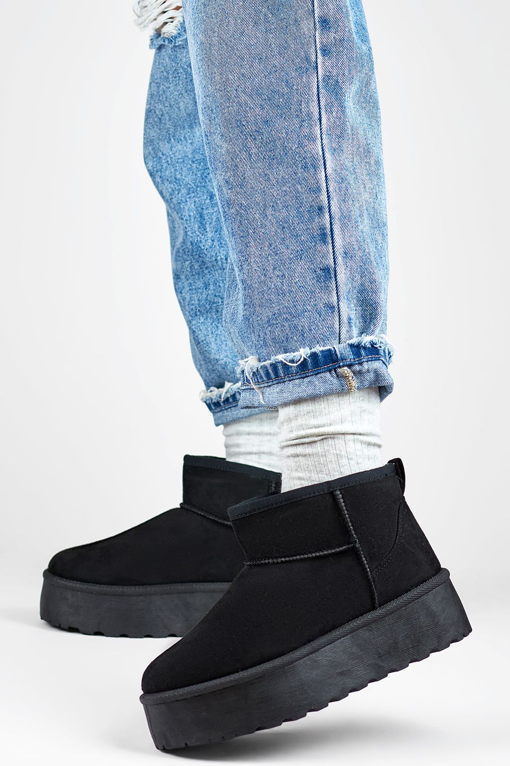 Elegant PRIMO women's snow boots featuring eco-friendly fur lining and thick insulating sole, designed for comfort in cold weather.