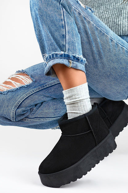 Luxurious PRIMO women's snow boots featuring eco-friendly fur lining and a thick insulated sole, perfect for cold weather styles.