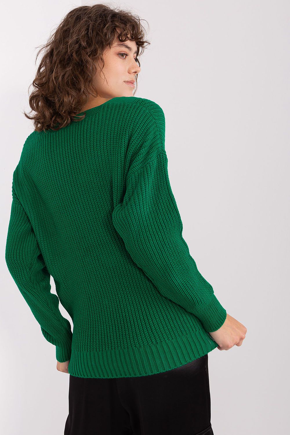 Versatile and elegant women's sweater by Badu, highlighting its chic design, perfect for both casual and formal occasions.