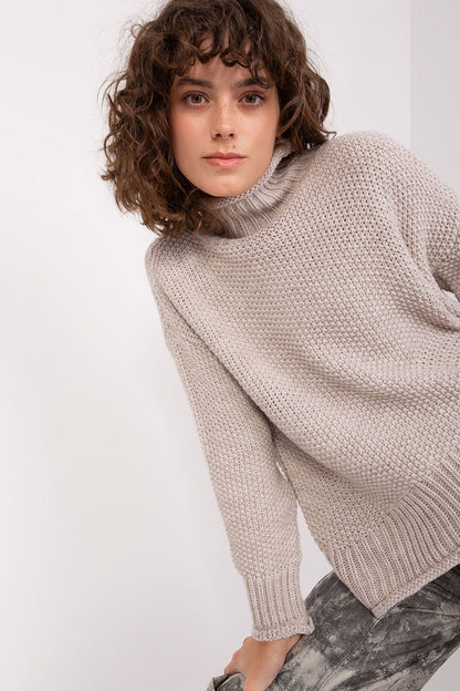 Close-up of Badu's luxurious women's turtleneck sweater, highlighting the soft texture of the acrylic and wool fabric in a minimalist style.