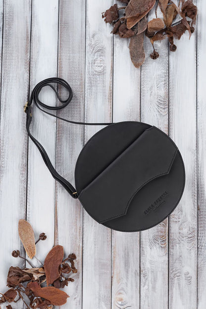 Close-up of Galanter's stylish 22cm leather handbag, highlighting the vintage texture and adjustable strap.