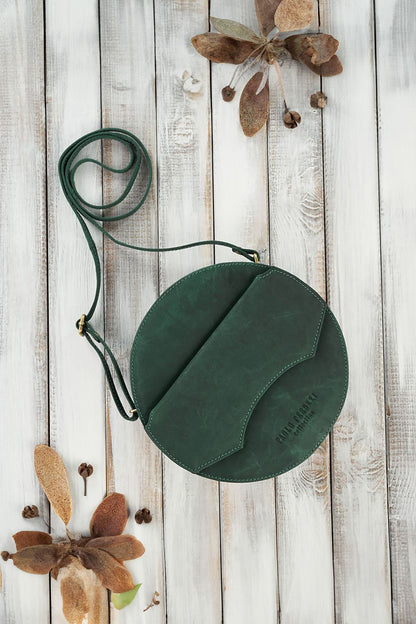 Elegant Galanter handbag displayed against a neutral background, emphasizing its sleek design and vintage charm.