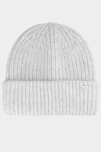 Elegant 4F winter beanie in soft grey, featuring a classic ribbed design for stylish warmth and comfort. Perfect for cold weather.